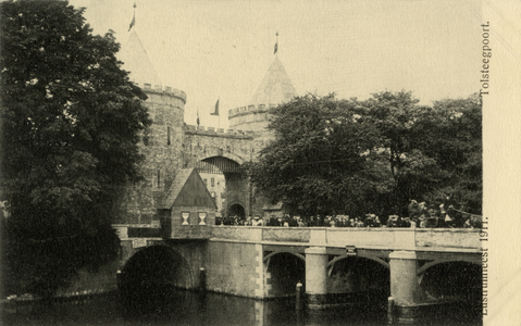 221861 Gezicht op de gereconstrueerde Tolsteegpoort bij de Tolsteegbrug over de Stadsbuitengracht te Utrecht, onderdeel ...